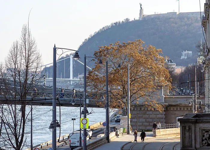 Апартаменты Riverside View Two Bedroom Flat By The Chain Bridge Будапешт