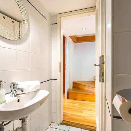 Riverside View Two Bedroom Flat By The Chain Bridge Apartmán