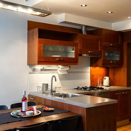 Riverside View Two Bedroom Flat By The Chain Bridge