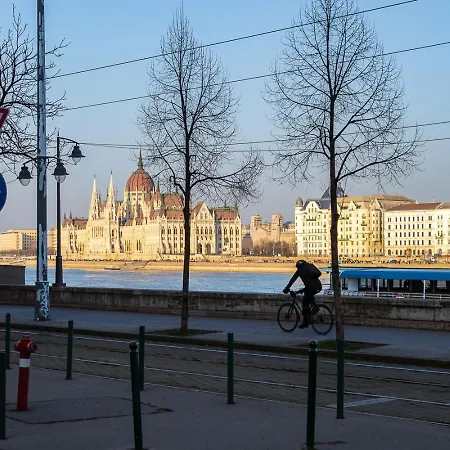 Riverside View Two Bedroom Flat By The Chain Bridge Apartment