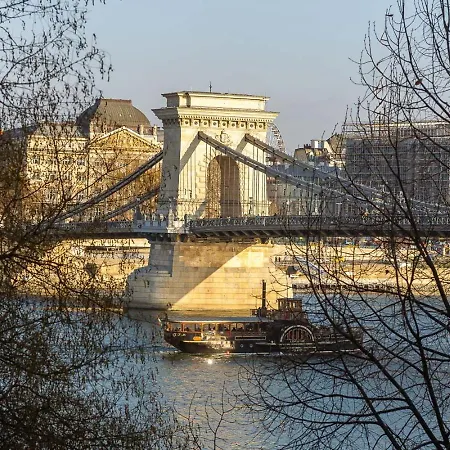 Riverside View Two Bedroom Flat By The Chain Bridge *