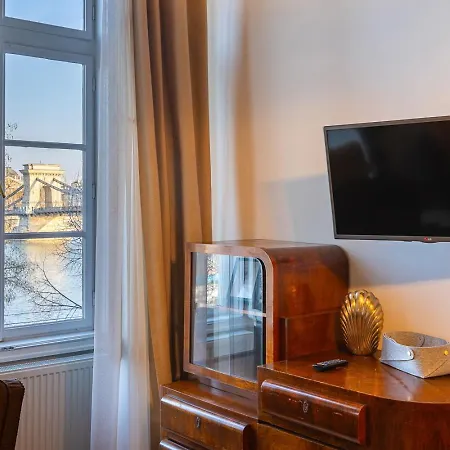 Riverside View Two Bedroom Flat By The Chain Bridge