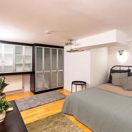 Riverside View Two Bedroom Flat By The Chain Bridge *