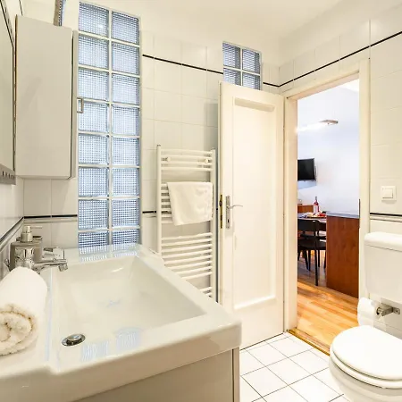 Riverside View Two Bedroom Flat By The Chain Bridge Budapest