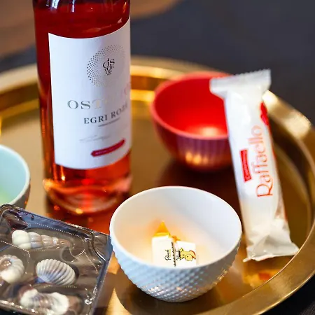 Riverside View Two Bedroom Flat By The Chain Bridge * Boedapest