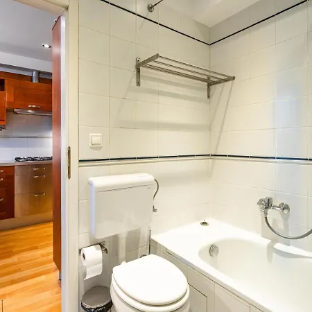 Riverside View Two Bedroom Flat By The Chain Bridge