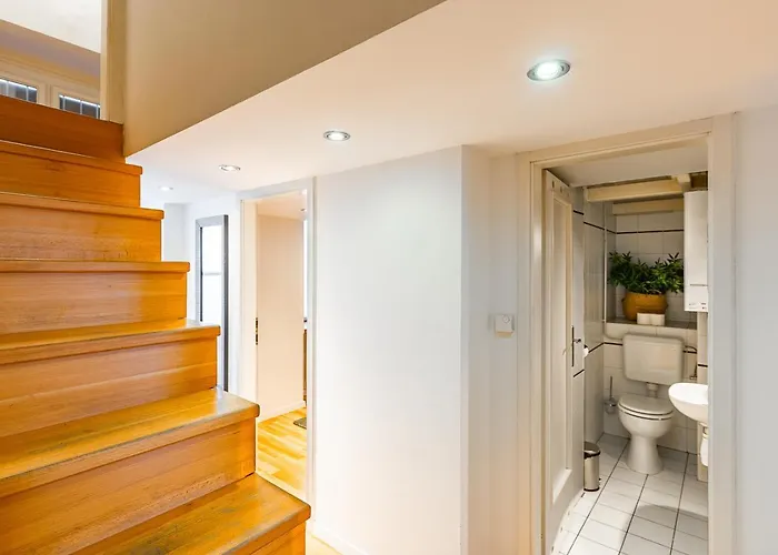 Riverside View Two Bedroom Flat By The Chain Bridge