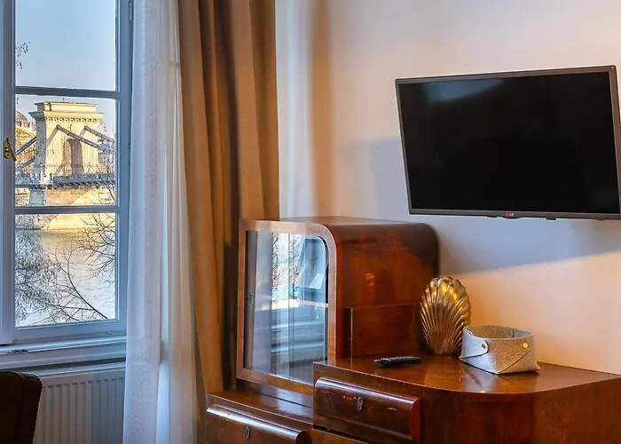 Riverside View Two Bedroom Flat By The Chain Bridge Apartman Budapest