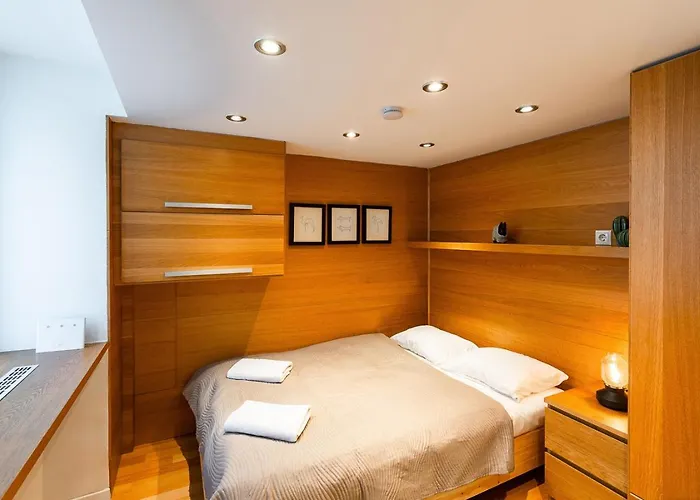 Riverside View Two Bedroom Flat By The Chain Bridge * Budapest