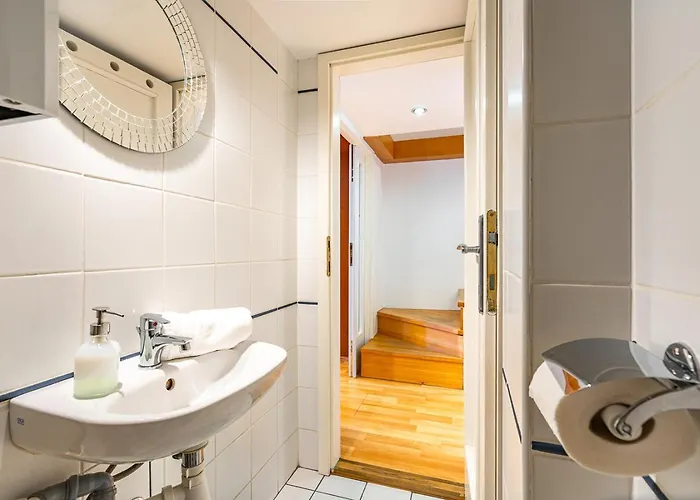 Riverside View Two Bedroom Flat By The Chain Bridge Apartman