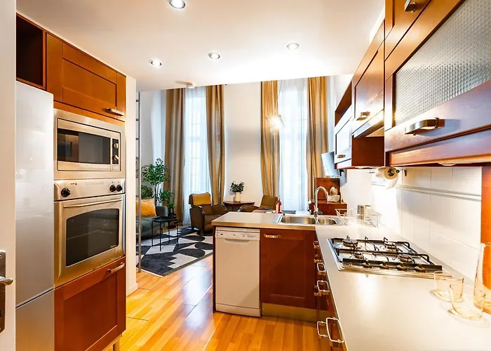 Riverside View Two Bedroom Flat By The Chain Bridge * Budapest