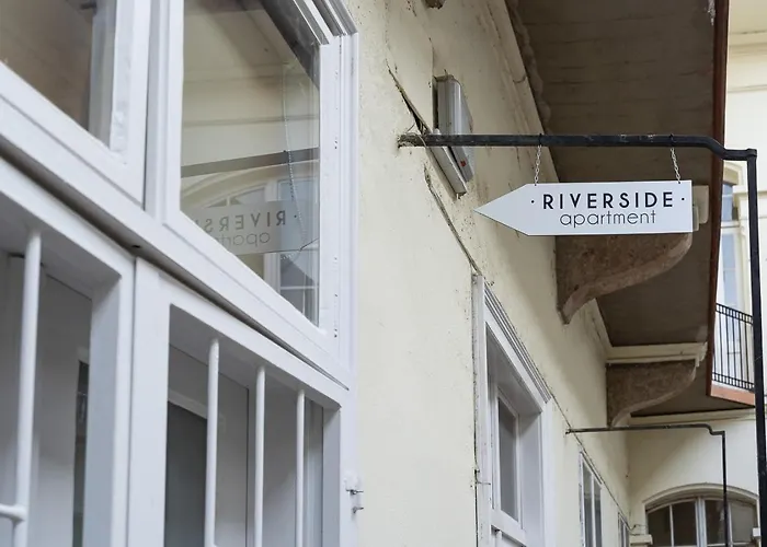 Riverside View Two Bedroom Flat By The Chain Bridge