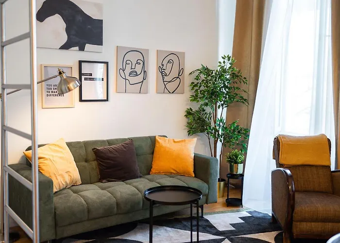 Riverside View Two Bedroom Flat By The Chain Bridge Apartman