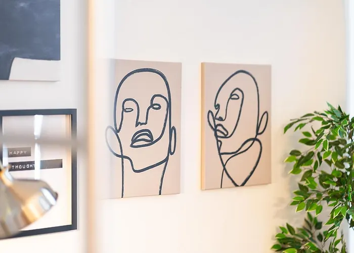 Riverside View Two Bedroom Flat By The Chain Bridge Apartman