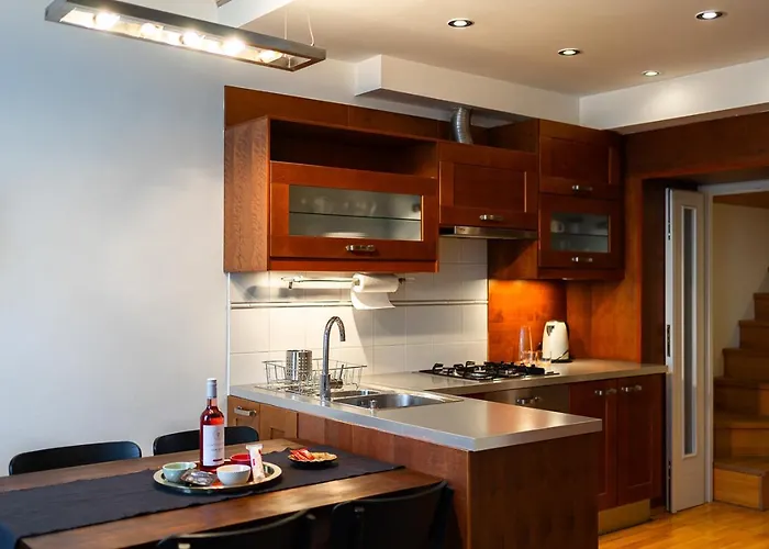 Riverside View Two Bedroom Flat By The Chain Bridge