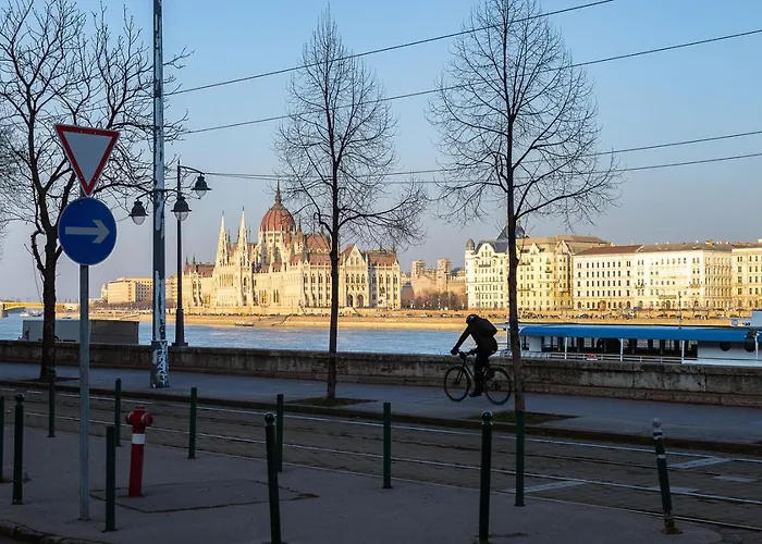 Riverside View Two Bedroom Flat By The Chain Bridge Apartman