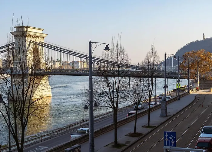 Riverside View Two Bedroom Flat By The Chain Bridge Apartman *