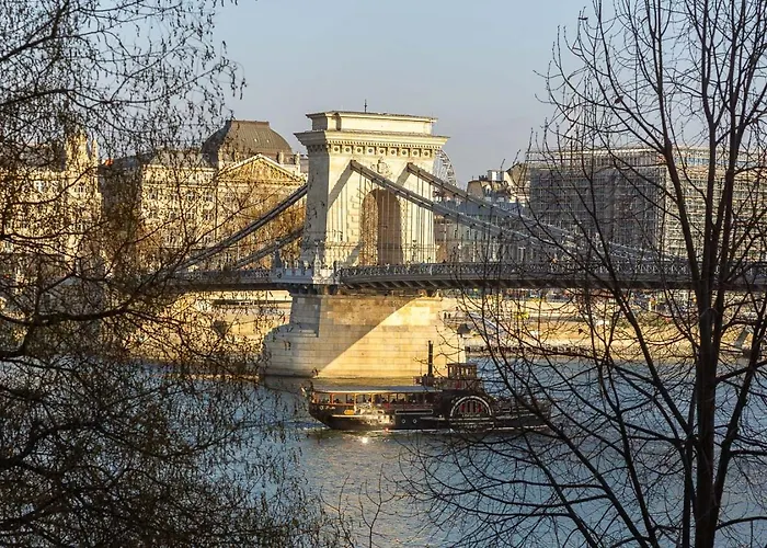 Riverside View Two Bedroom Flat By The Chain Bridge *