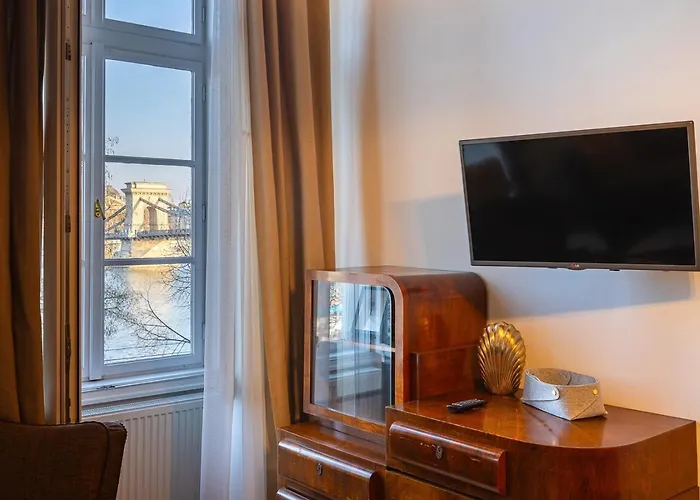 Riverside View Two Bedroom Flat By The Chain Bridge