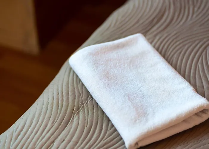 Riverside View Two Bedroom Flat By The Chain Bridge Apartman