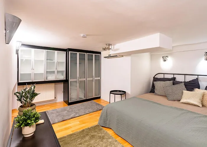 Riverside View Two Bedroom Flat By The Chain Bridge *