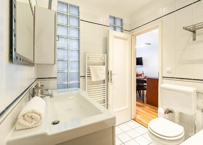 Riverside View Two Bedroom Flat By The Chain Bridge Budapest