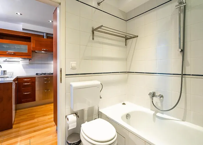 Riverside View Two Bedroom Flat By The Chain Bridge