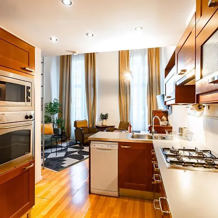 Riverside View Two Bedroom Flat By The Chain Bridge * ブダペスト