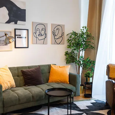 Riverside View Two Bedroom Flat By The Chain Bridge アパート