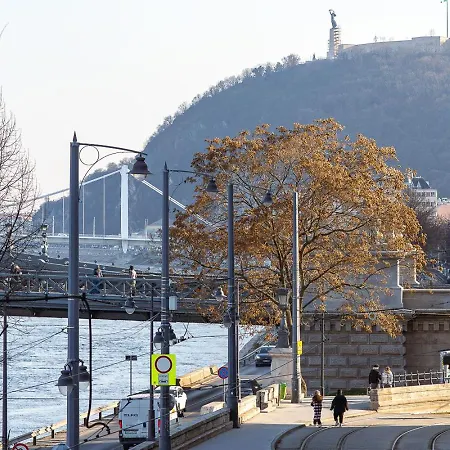 アパート Riverside View Two Bedroom Flat By The Chain Bridge ブダペスト