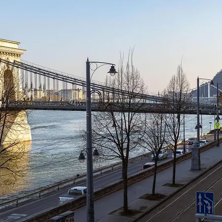 Riverside View Two Bedroom Flat By The Chain Bridge アパート *