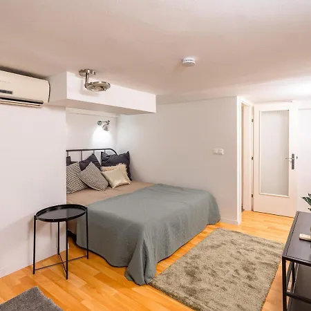 Riverside View Two Bedroom Flat By The Chain Bridge アパート ブダペスト