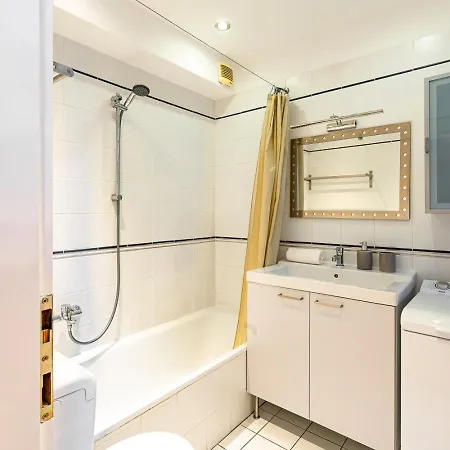 Апартаменты Riverside View Two Bedroom Flat By The Chain Bridge