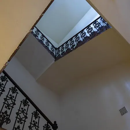 Апартаменты Riverside View Two Bedroom Flat By The Chain Bridge