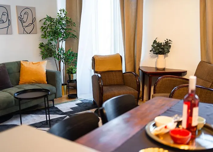Apartment Riverside View Two Bedroom Flat By The Chain Bridge